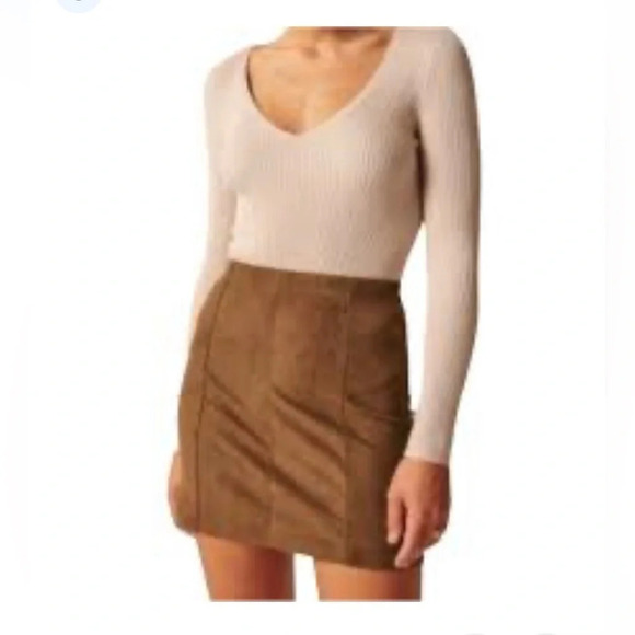 Mi ami faux suede skirt NWT from “francesca’s”
Size md Length 17” - Picture 1 of 7